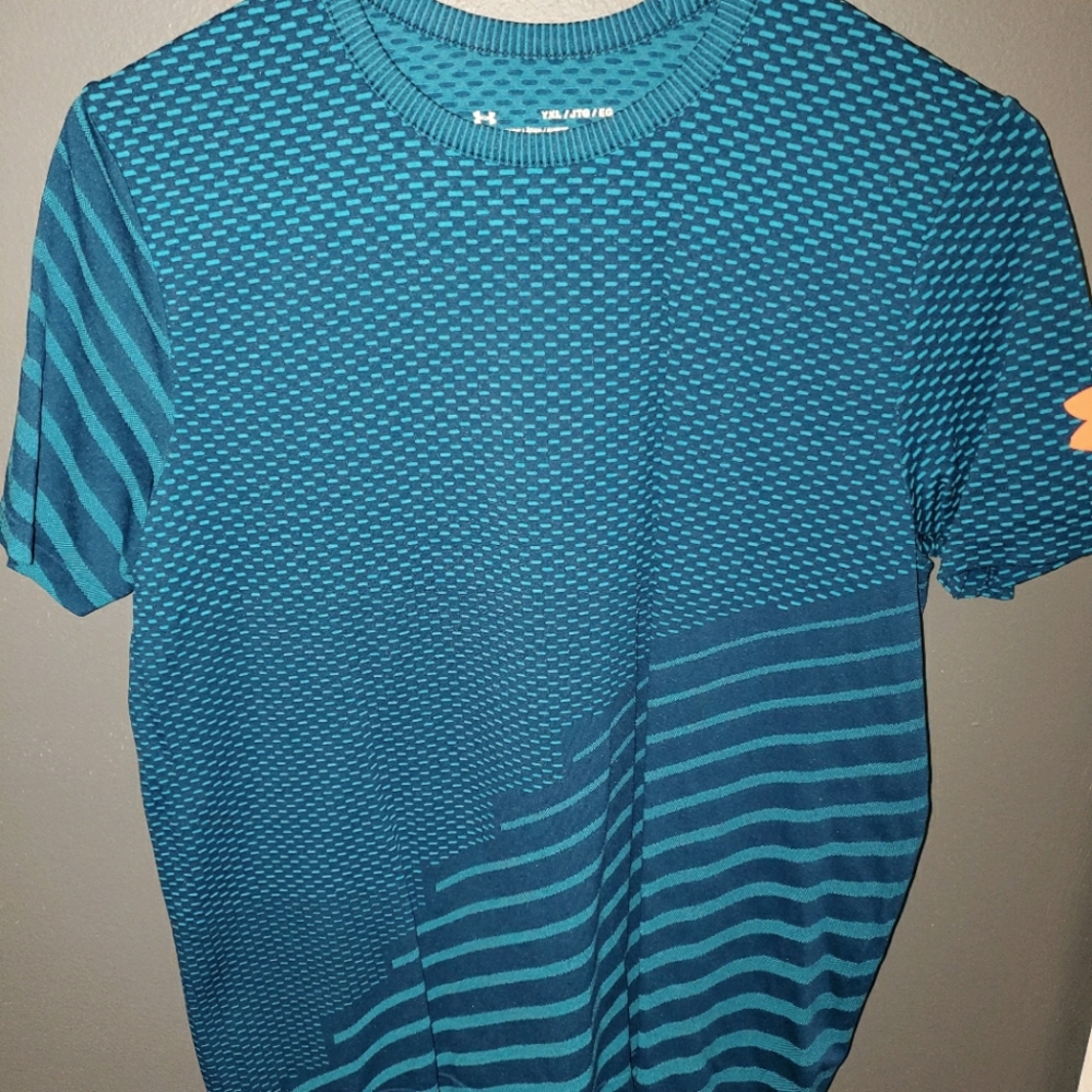 Boys UnderArmour loose fit tee